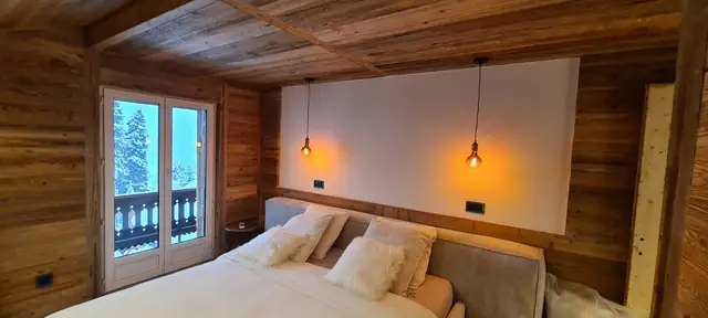 Chambre de chalet avec suspensions à ampoules filament