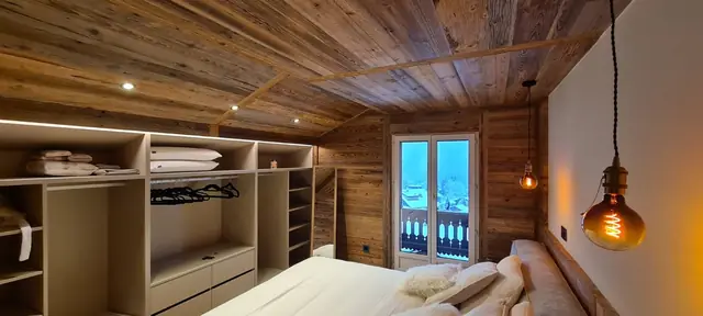 Dressing avec éclairage LED dans une chambre de chalet