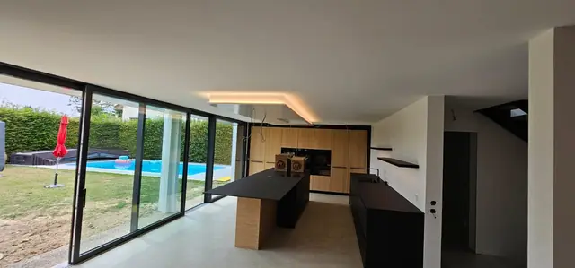 Éclairage LED au plafond d'une cuisine ouverte dans une villa moderne