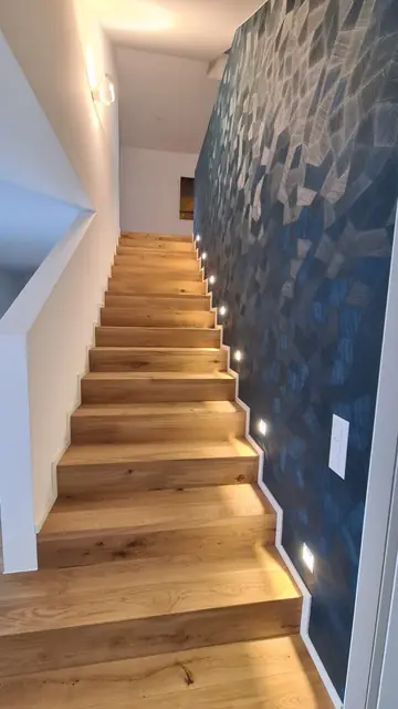 Escalier avec balisage LED encastré le long des marches