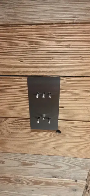 Interrupteurs à bascule inox sur une paroi en vieux bois