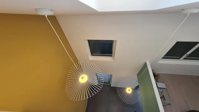 Luminaires suspendus design dans une cage d'escalier