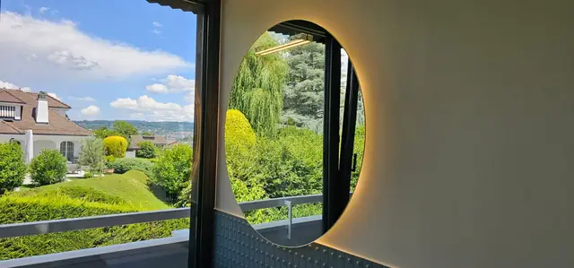Miroir rond rétroéclairé LED dans une salle de bain lumineuse