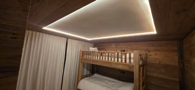 Plafond lumineux LED dans une chambre d'enfant de chalet