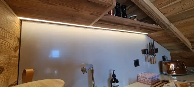 Ruban LED sous étagère dans une cuisine de chalet