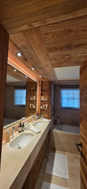 Salle de bain de chalet avec double vasque et éclairage LED