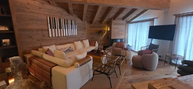 Salon de chalet avec éclairage indirect LED le long des poutres