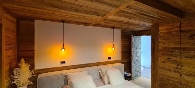 Suspensions de chevet dans une chambre de chalet rénovée
